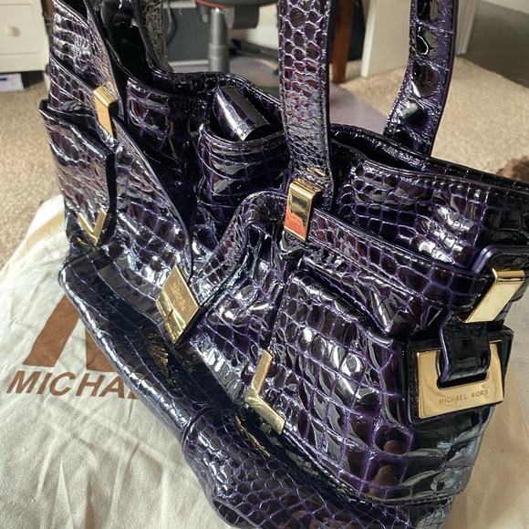 Stunning purple croc skin Michael Kors handbag. 16 x 10 x 5 inches. Very roomy - Picture 3 of 16
